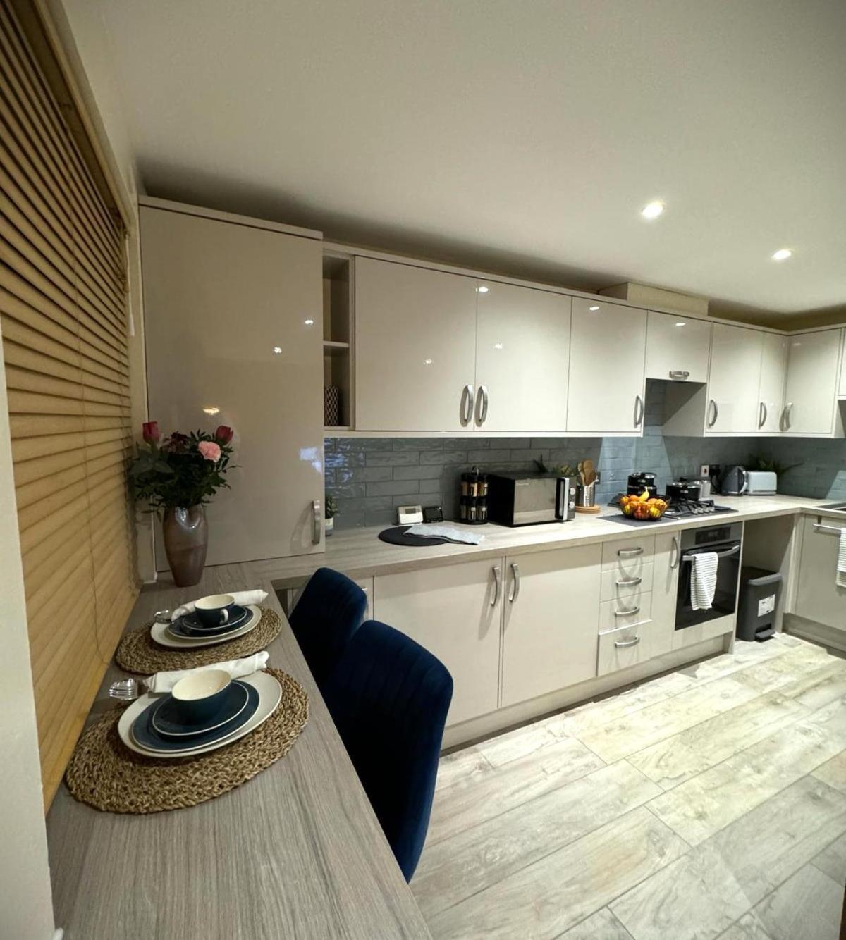 Large Cosy 2 Bedroom Ground Floor Flat In Stevenage Sg1 Sleeps 4-5 Free Parking エクステリア 写真