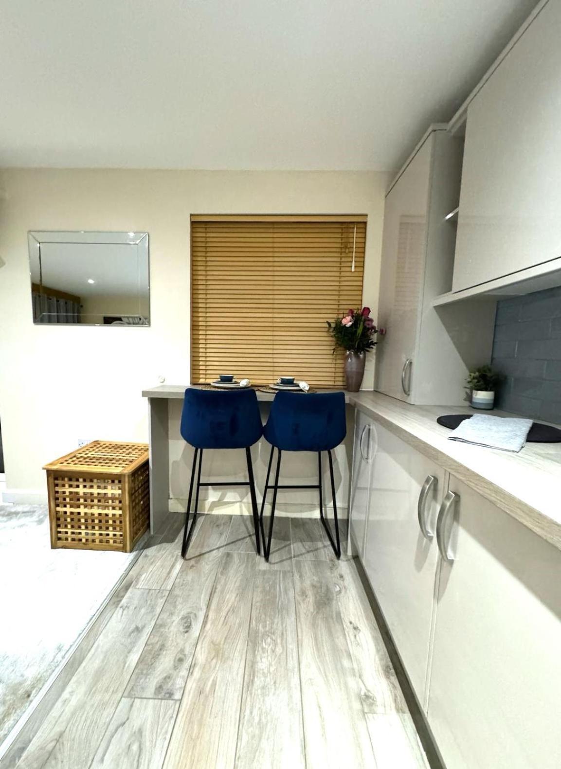 Large Cosy 2 Bedroom Ground Floor Flat In Stevenage Sg1 Sleeps 4-5 Free Parking エクステリア 写真