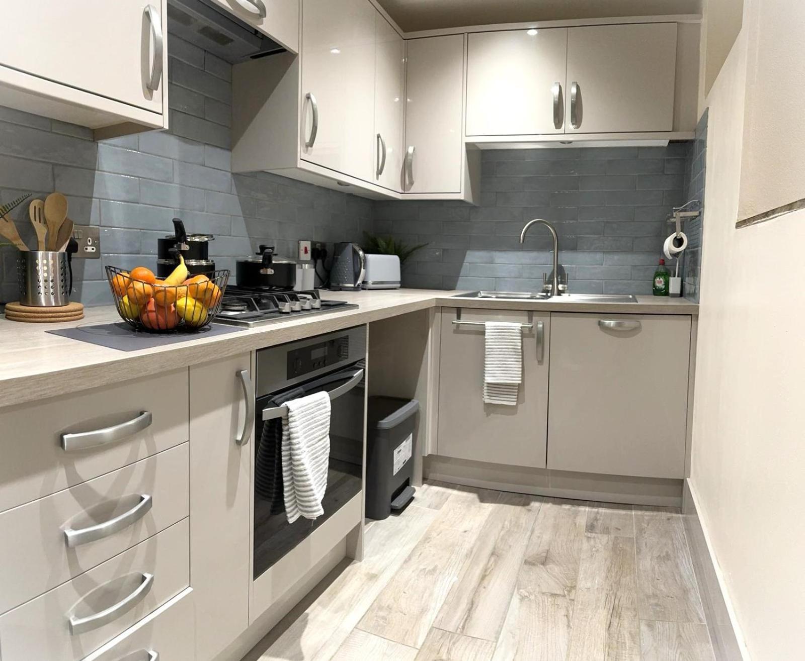 Large Cosy 2 Bedroom Ground Floor Flat In Stevenage Sg1 Sleeps 4-5 Free Parking エクステリア 写真